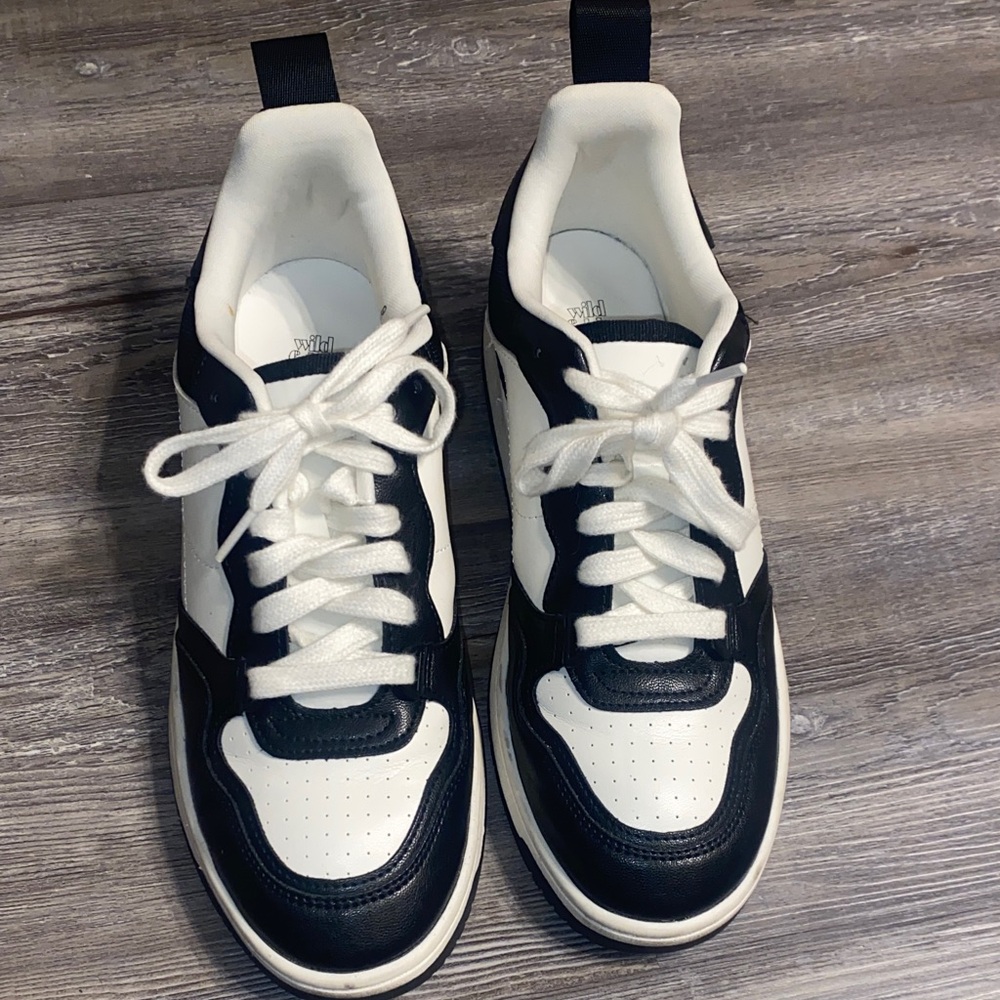 EUC WILD FABLE Black White Fashion Sneakers Womens 9